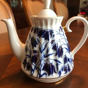 Lomonosov made in St. Petersburg Russia Porcelain with 22K Gold Trim Teapot